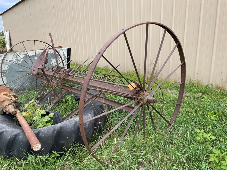 #7129-•-steel-wheel-spring-tine-impliment-image-2