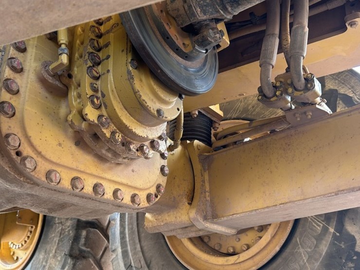 caterpillar-745-image-23