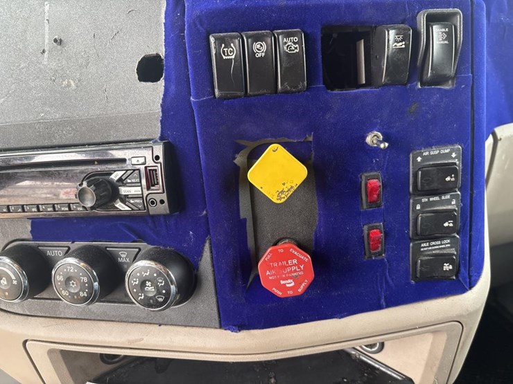 2019-peterbilt-579-image-33