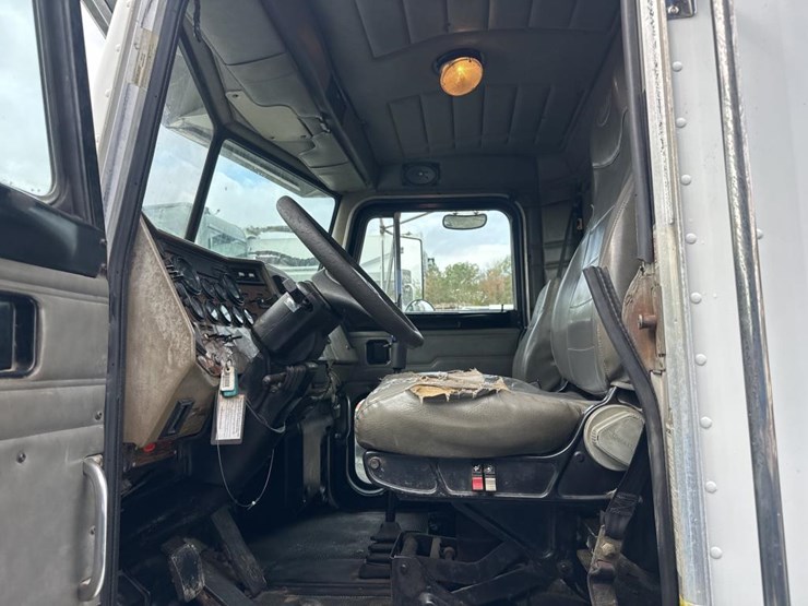 2004-peterbilt-330-image-26