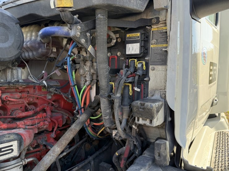 2022-peterbilt-579-image-13