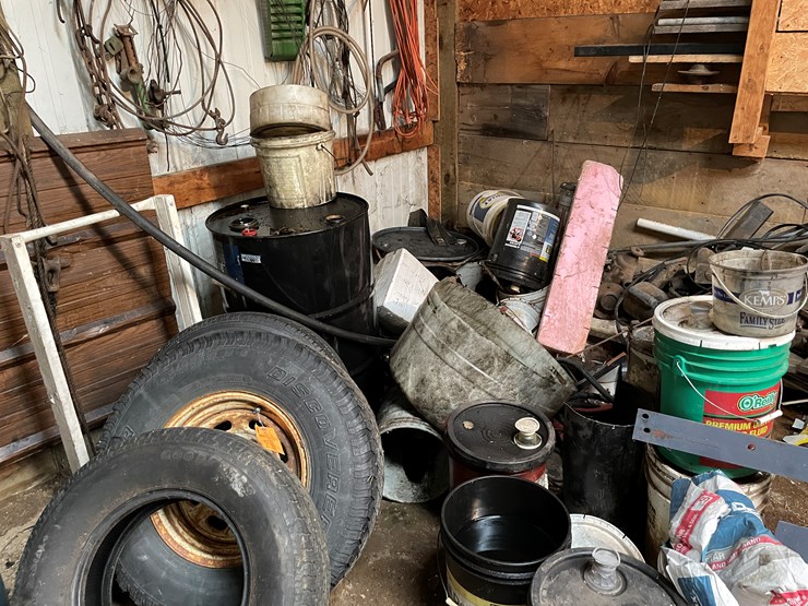 #7192-•-contents-of-corner-image-1
