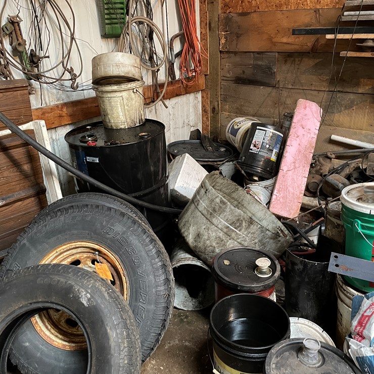 #7192 • Contents of Corner