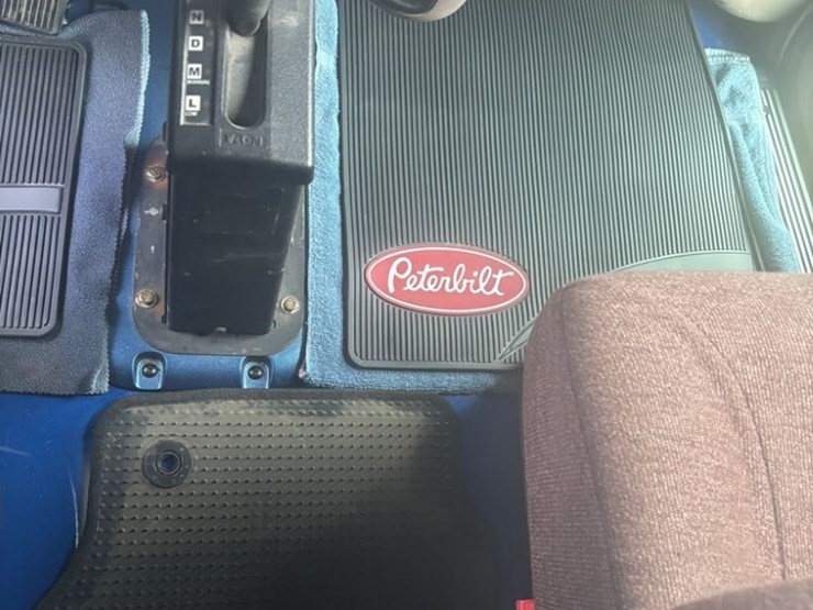 2017-peterbilt-389-image-18