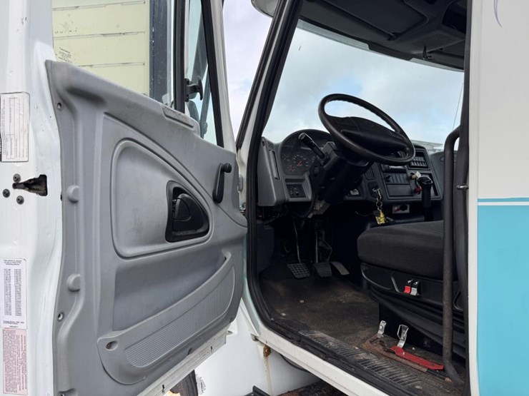 2004-international-durastar-4400-image-45