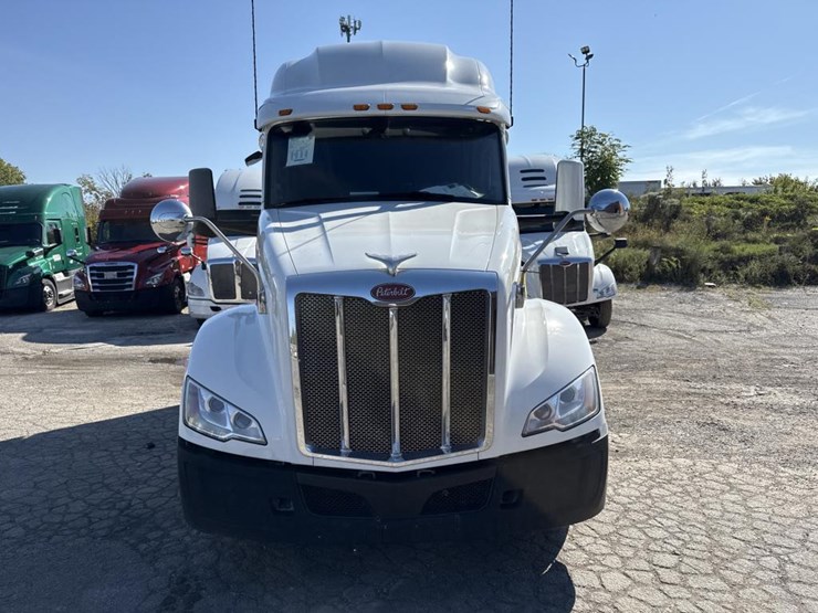 2022-peterbilt-579-image-8
