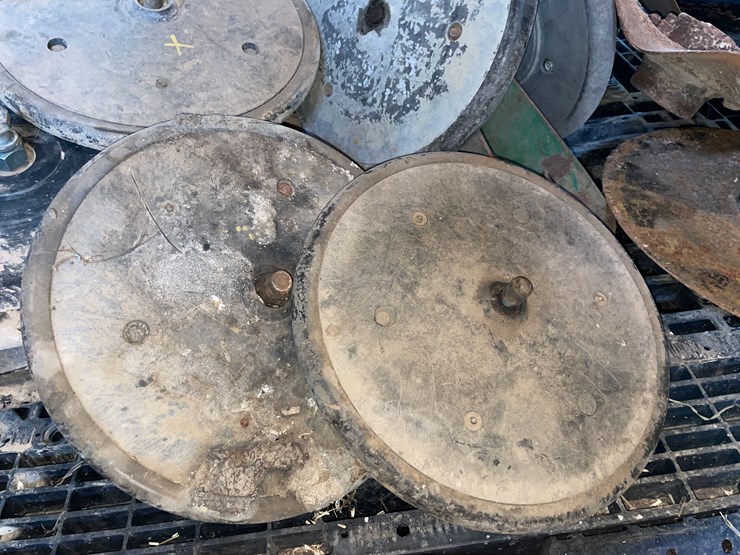 #7174-•-pallet-of-various-planter-parts-image-8