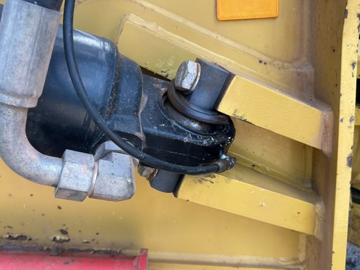 caterpillar-745-image-14
