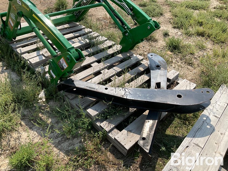2020-john-deere-220r-image-16