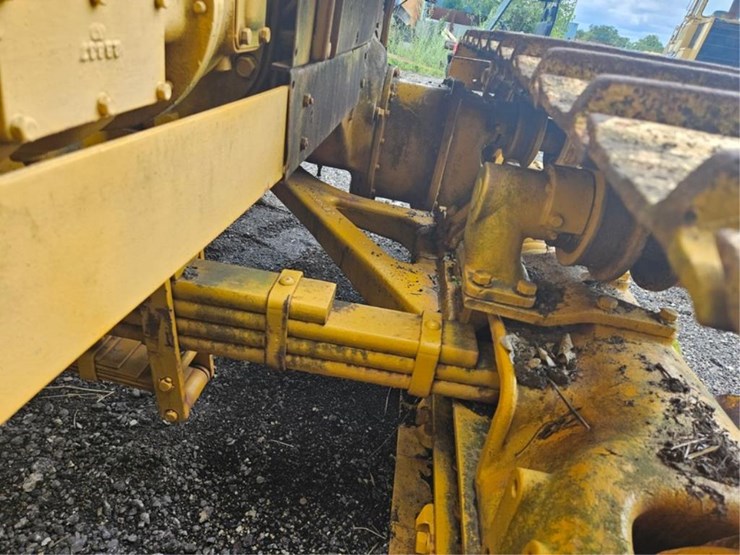 2013-caterpillar-d6-image-30