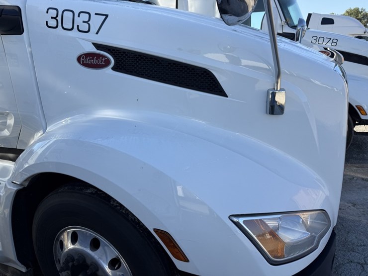 2022-peterbilt-579-image-11