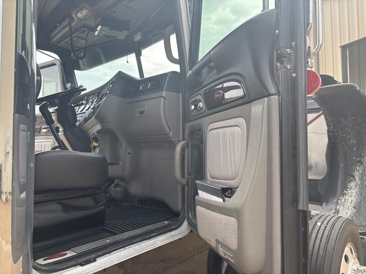 peterbilt-389-image-25