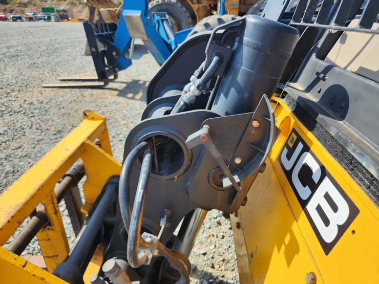jcb-520-50-image-14