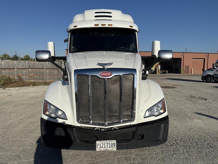 2022-peterbilt-579-image-8