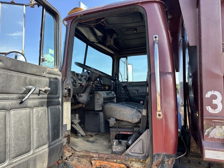 1997-mack-dm690s-image-35