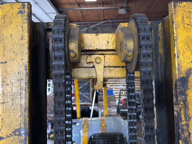 caterpillar-th82-image-12