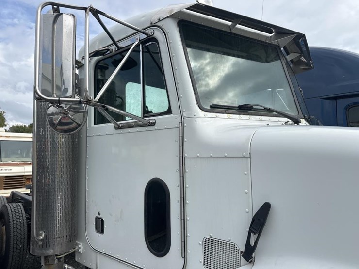 2004-peterbilt-330-image-11