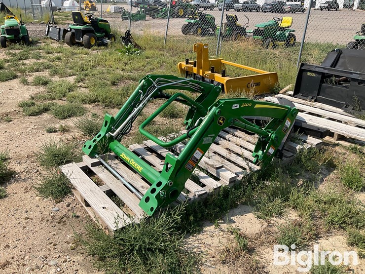 2020-john-deere-220r-image-3
