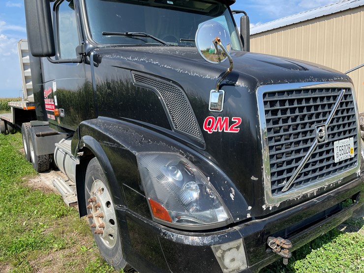 #7104-•-2006-volvo-semi-tractor-with-sleeper-cab-semi-(has-wi-title)-image-37