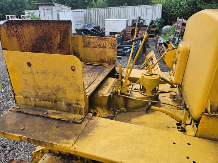 2013-caterpillar-d6-image-28