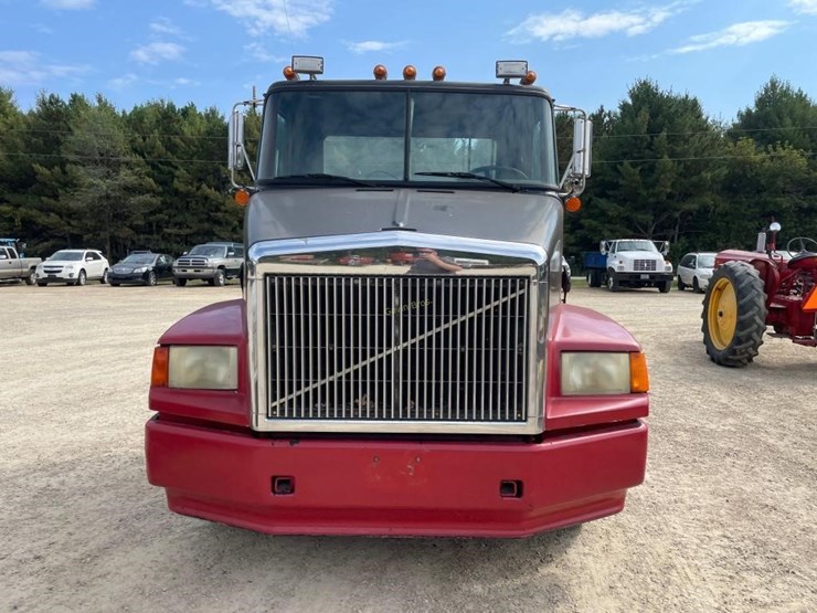 1989-white-gmc-volvo-semi-image-2