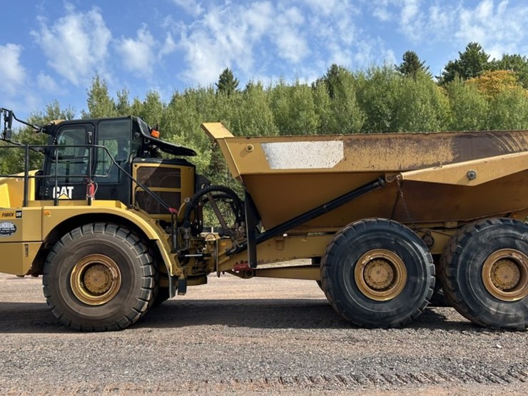 caterpillar-745-image-2