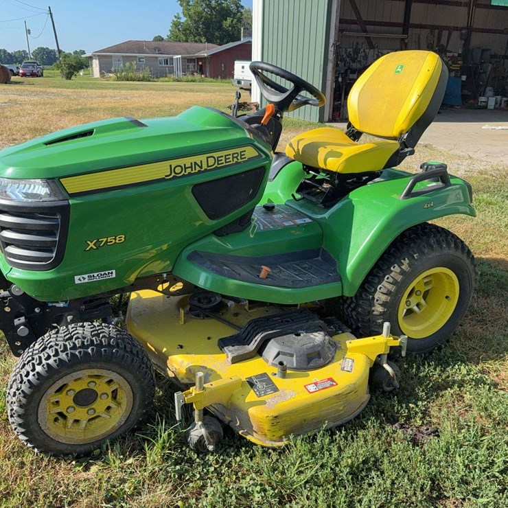 JOHN DEERE X758