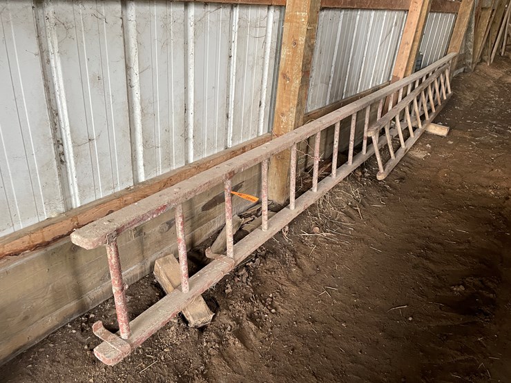 #7146-•-2-wooden-ladders-image-1