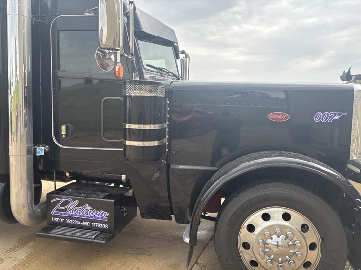 peterbilt-389-image-12