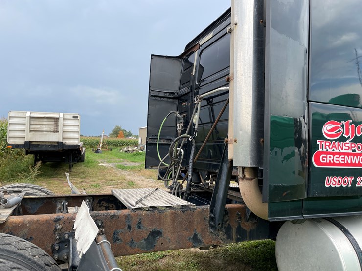 #7104-•-2006-volvo-semi-tractor-with-sleeper-cab-semi-(has-wi-title)-image-73