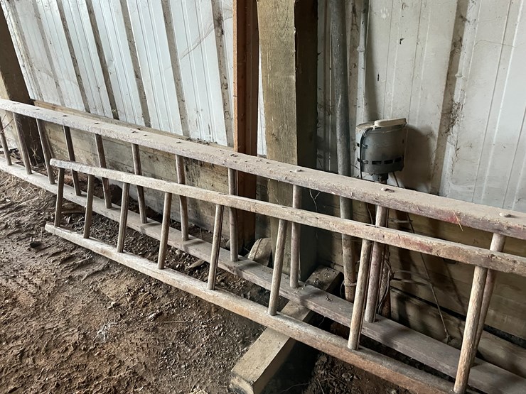 #7146-•-2-wooden-ladders-image-4