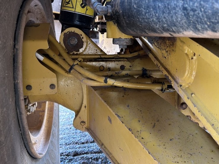 caterpillar-745-image-49
