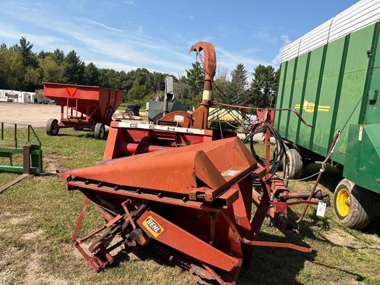 gehl-chop-all-chopper-with-hay-and-corn-heads-image-2
