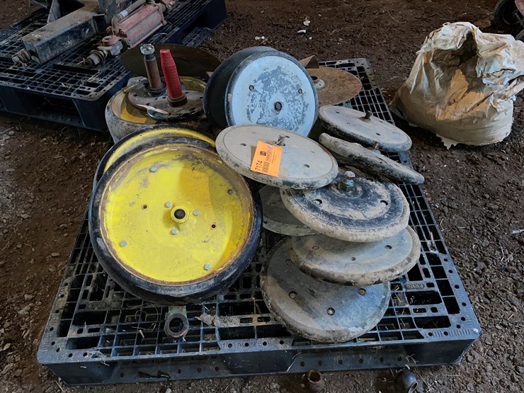 #7174-•-pallet-of-various-planter-parts-image-2