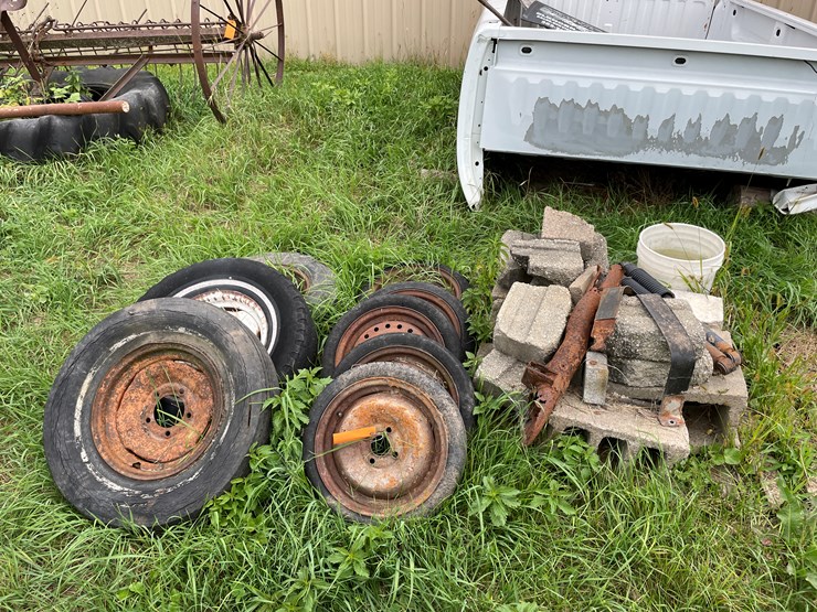 #7128-•-lot-of-used-rubber-wheels-on-metal-rims-image-1