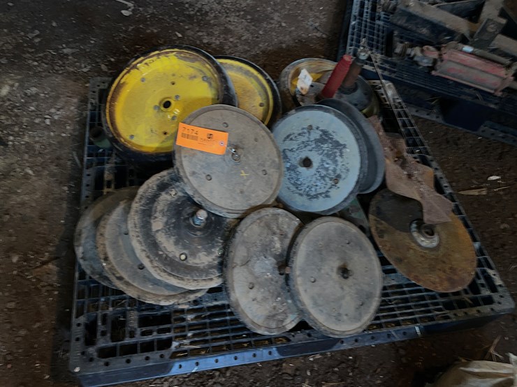 #7174-•-pallet-of-various-planter-parts-image-1