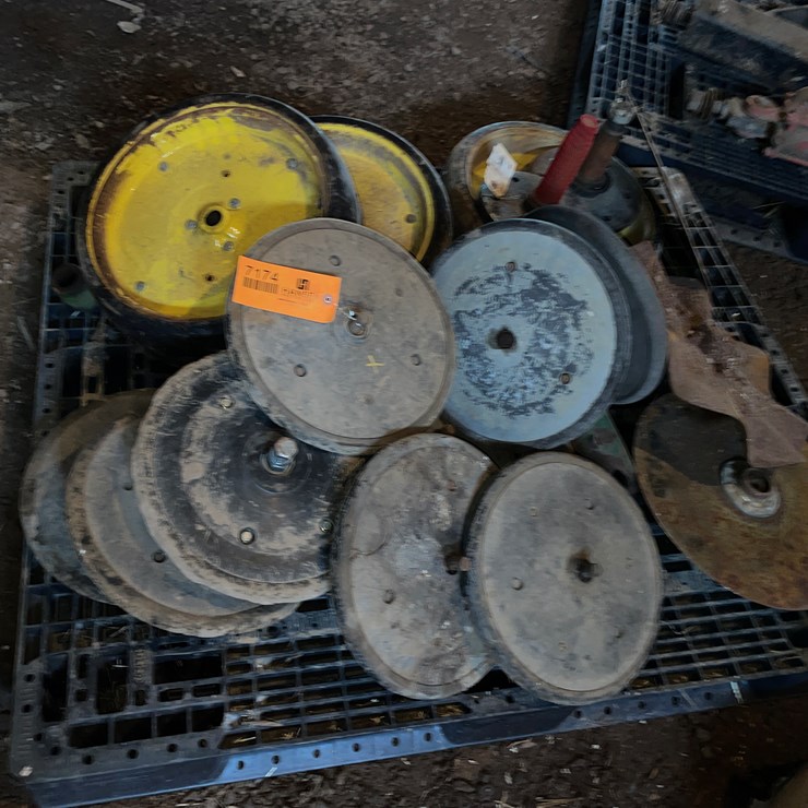 #7174 • Pallet of Various Planter Parts