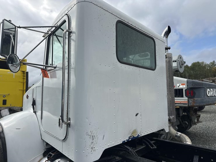 2004-peterbilt-330-image-17
