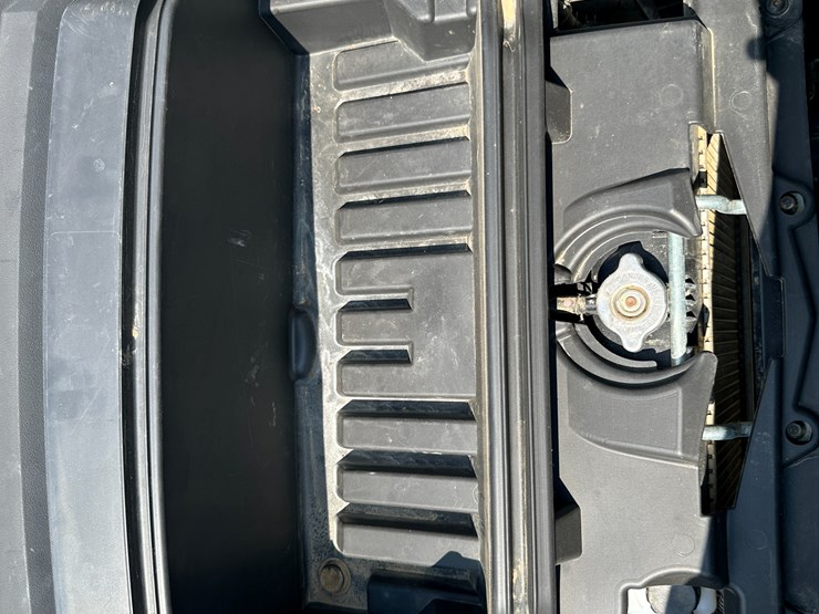 2021-john-deere-gator-image-34