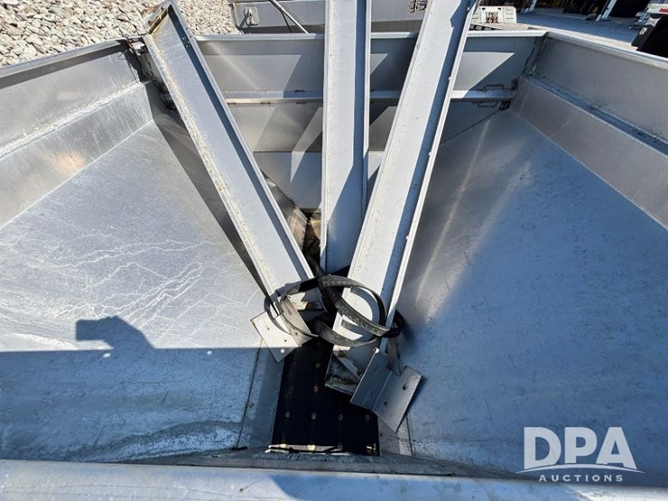 2019-john-deere-f4365-image-16