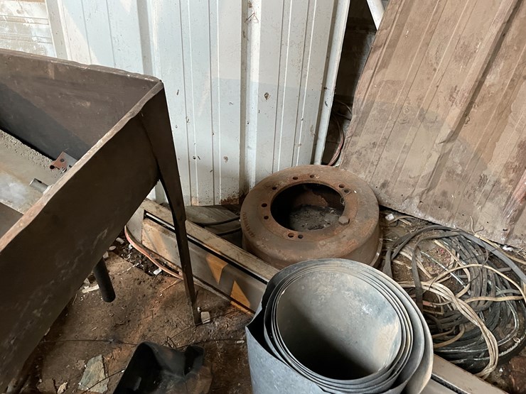 #7188-•-contents-of-corner-image-25