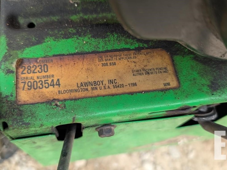 lawn--boy-two-stage-snowblower-108-image-3