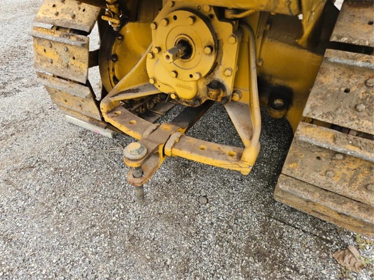 2015-caterpillar-d2-image-19