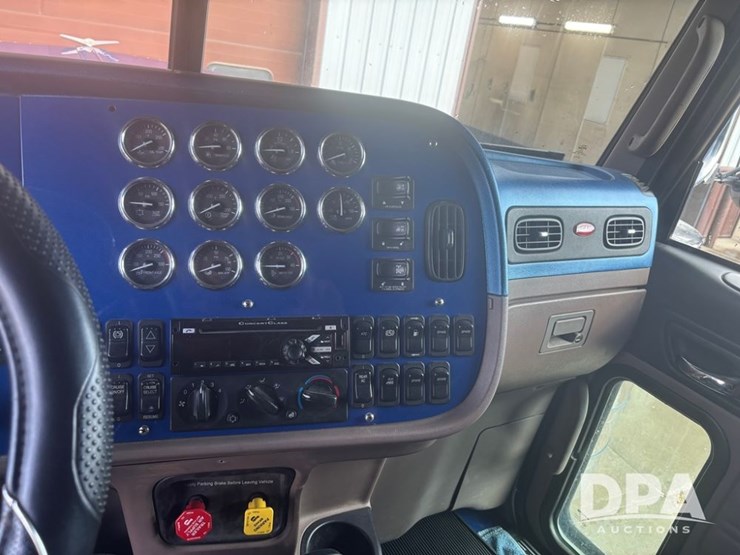 2017-peterbilt-389-image-17