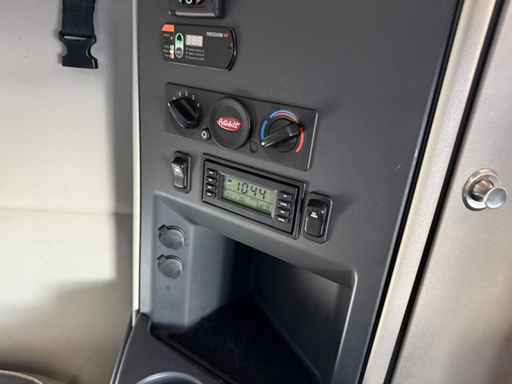 2022-peterbilt-579-image-47