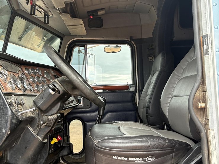 2004-peterbilt-379-image-26