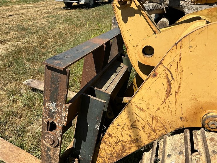 caterpillar-943-image-12