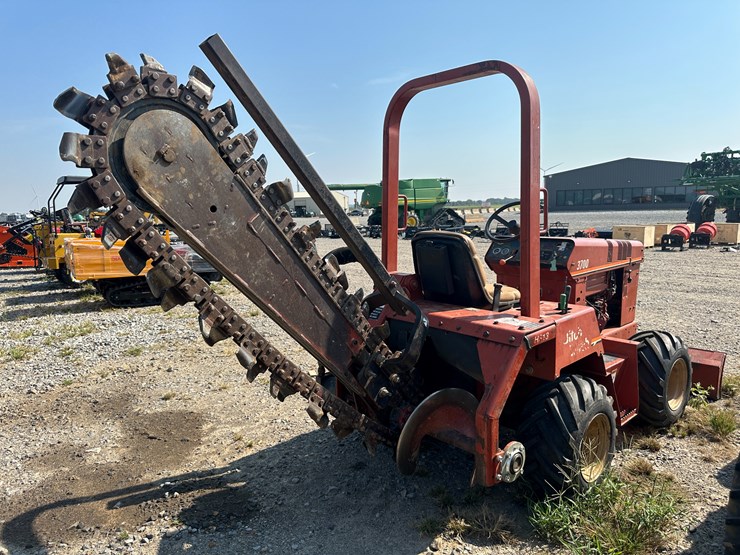 2004-ditch-witch-3700-image-3
