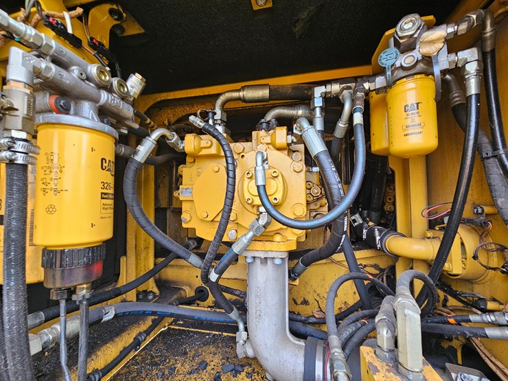2017-caterpillar-336f-image-48