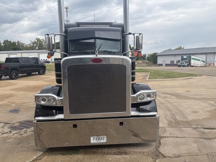 peterbilt-389-image-6